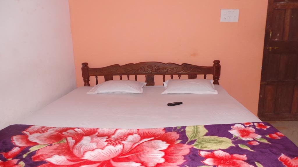J.S Holiday Guest House 卡兰古特 外观 照片