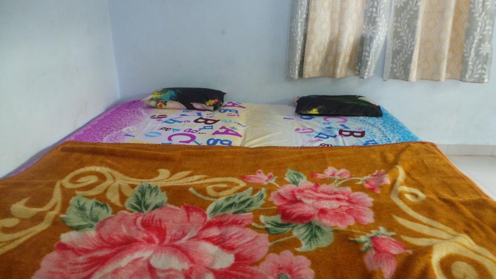 J.S Holiday Guest House 卡兰古特 外观 照片