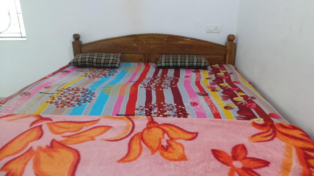 J.S Holiday Guest House 卡兰古特 外观 照片
